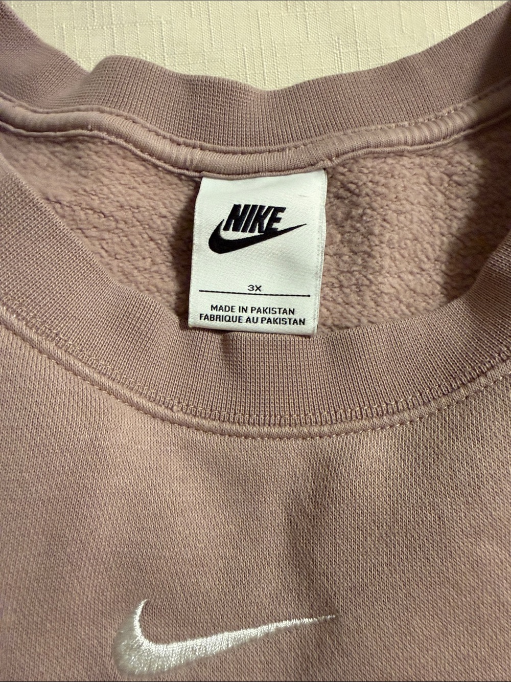 Nike women’s Crewneck Sweatshirt in Mauve - Picture 2 of 2